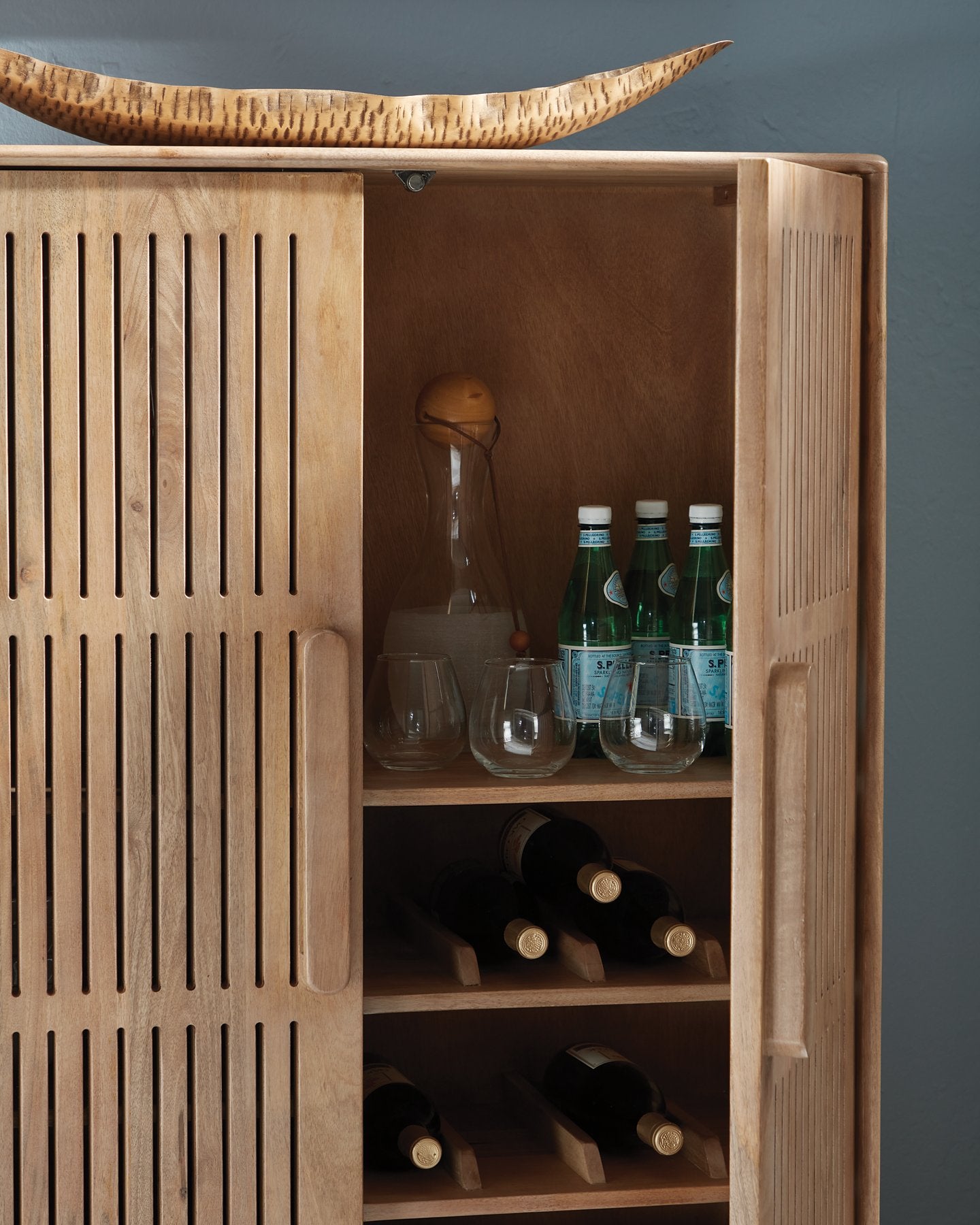 Pellamour Bar Cabinet - Furniture 4 Less Outlet (Salinas,CA)